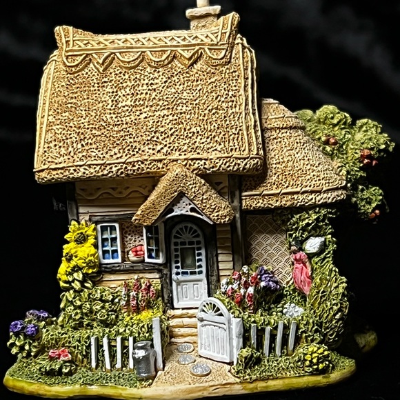 Lilliput Lane | The Tooth Fairy | England Collection - Picture 5 of 16